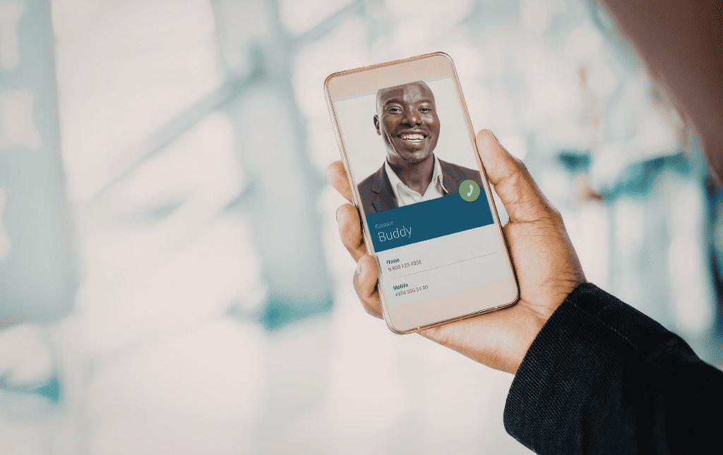 Una vez que entregas tus rasgos a un algoritmo, pierdes la capacidad de evolucionar como ser humano frente a tu público. El «gemelo digital» siempre tendrá la misma edad y el mismo gesto. Las consecuencias de que una máquina gestione tu reputación se irán desarrollando con los años, creando un abismo entre la persona y su sombra algorítmica.