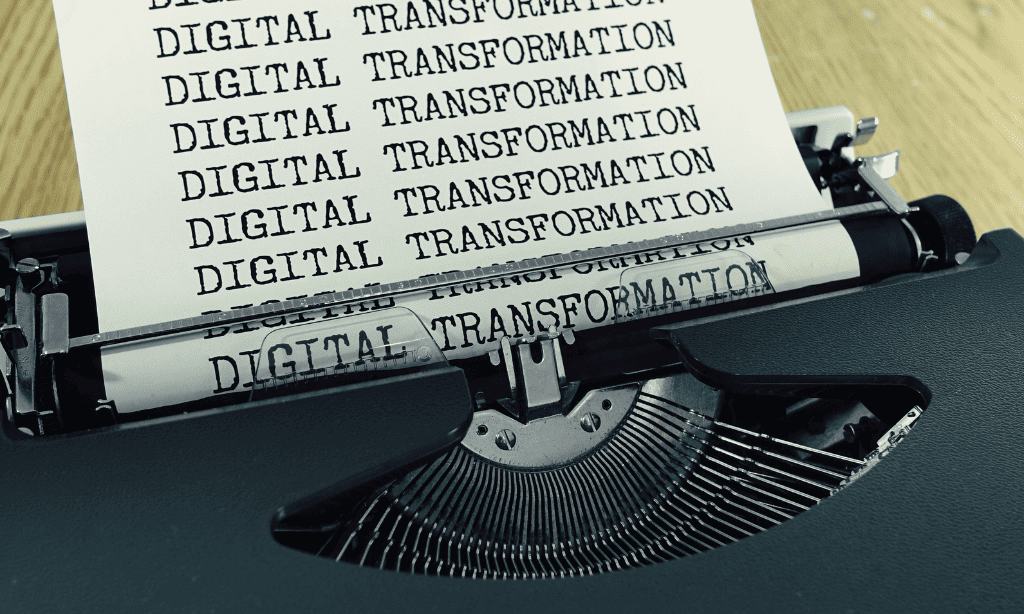 Máquina de escribir repitiendo 'digital transformation', un término que empieza a quedarse pequeño