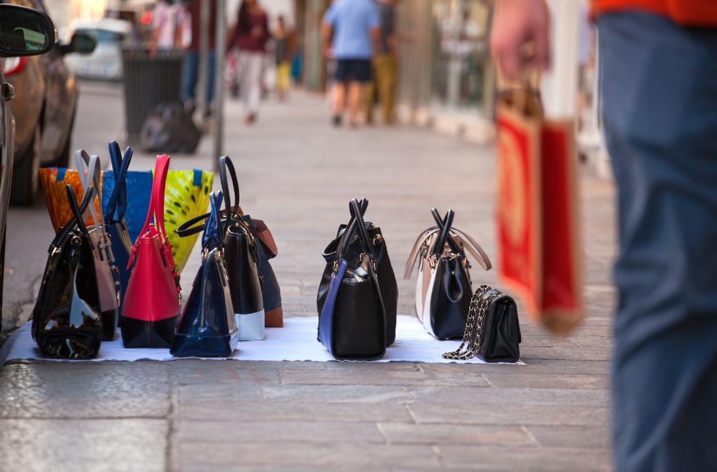 Bolsos de diseño falsificados a la venta en un puesto callejero