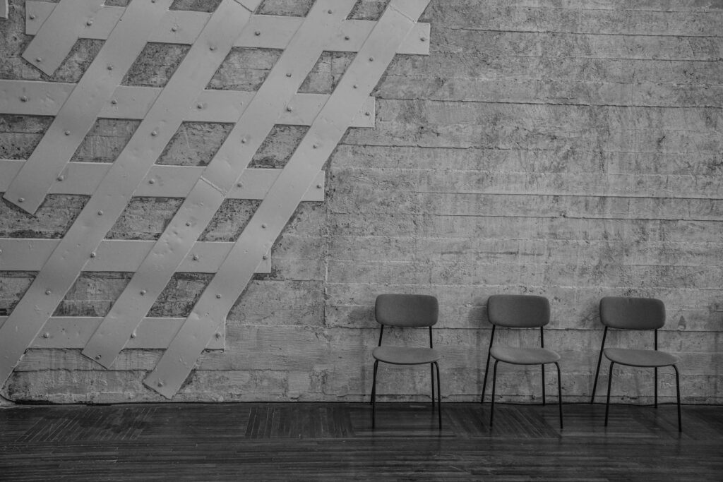 Business Advisor 1 Tres sillas vacías en la sala de espera de un proceso de selección