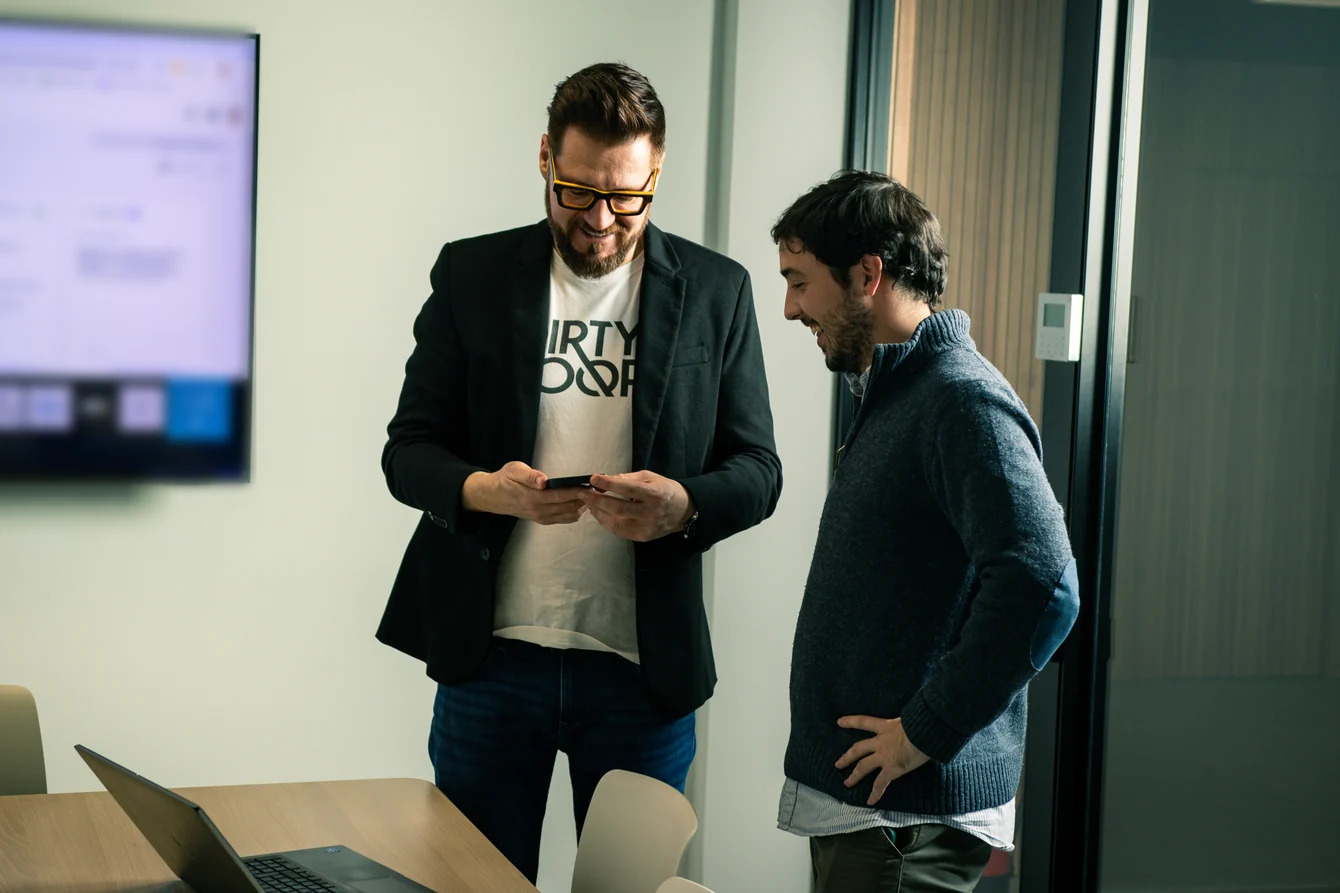 oriol-guitart-startup-accelerator Oriol Guitart reviewing results with someone during a working session